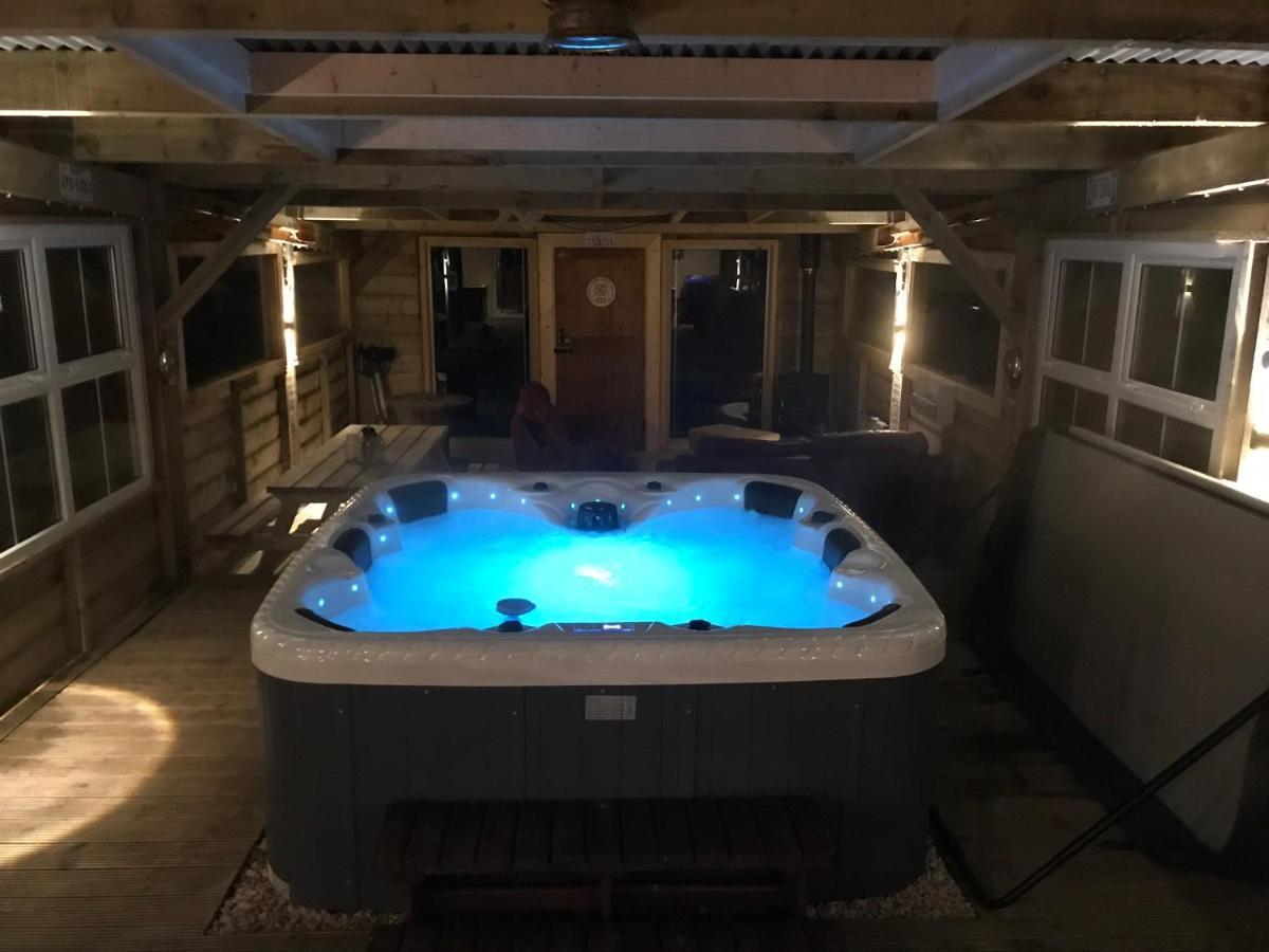 Sleeps 12 Hot Tub Sauna Cinema Pets Welcome Эннискиллен Экстерьер фото
